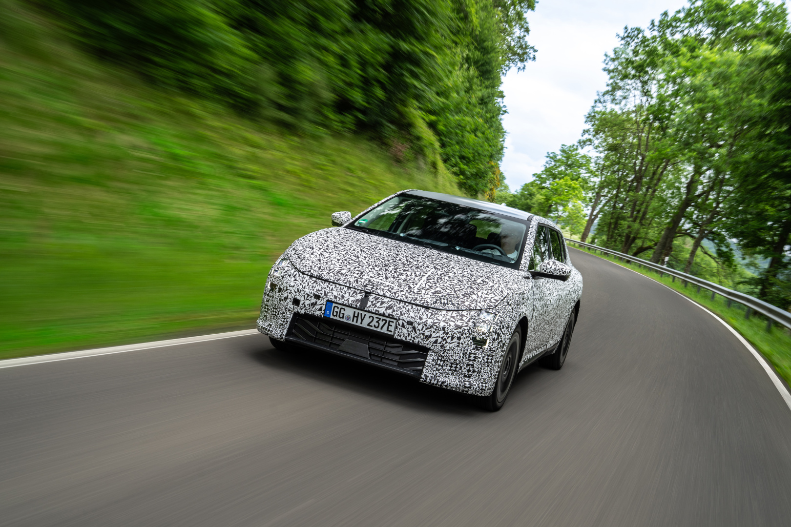 SMALL_Kia EV4 undergoes testing in Europe(05)
